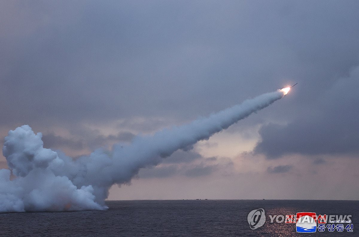 Esta foto, publicada por la Agencia Central de Noticias Coreana oficial de Corea del Norte el 29 de enero de 2024, muestra el disparo de misiles de crucero lanzados desde submarinos por parte de Corea del Norte el día anterior.  (Para uso únicamente en la República de Corea. Sin redistribución) (Yonhap)