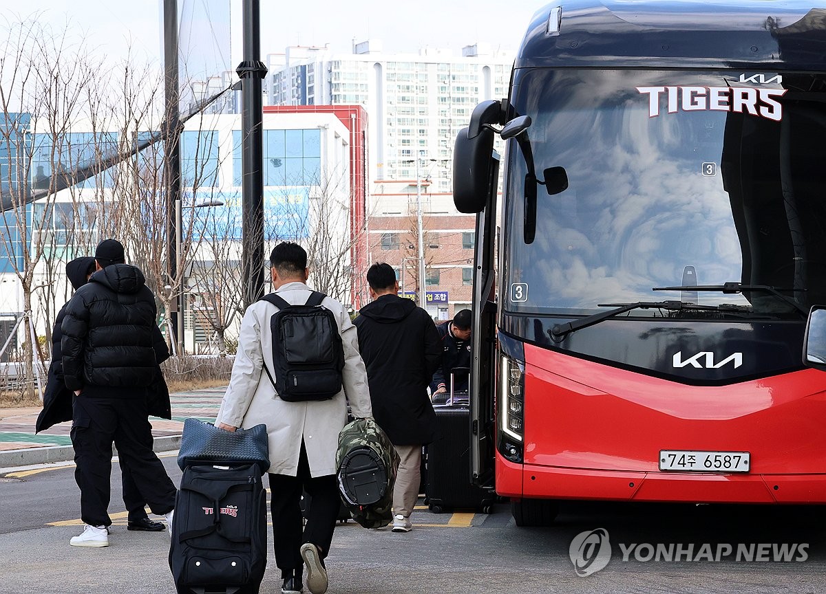 전지훈련 출발하는 KIA 코치진