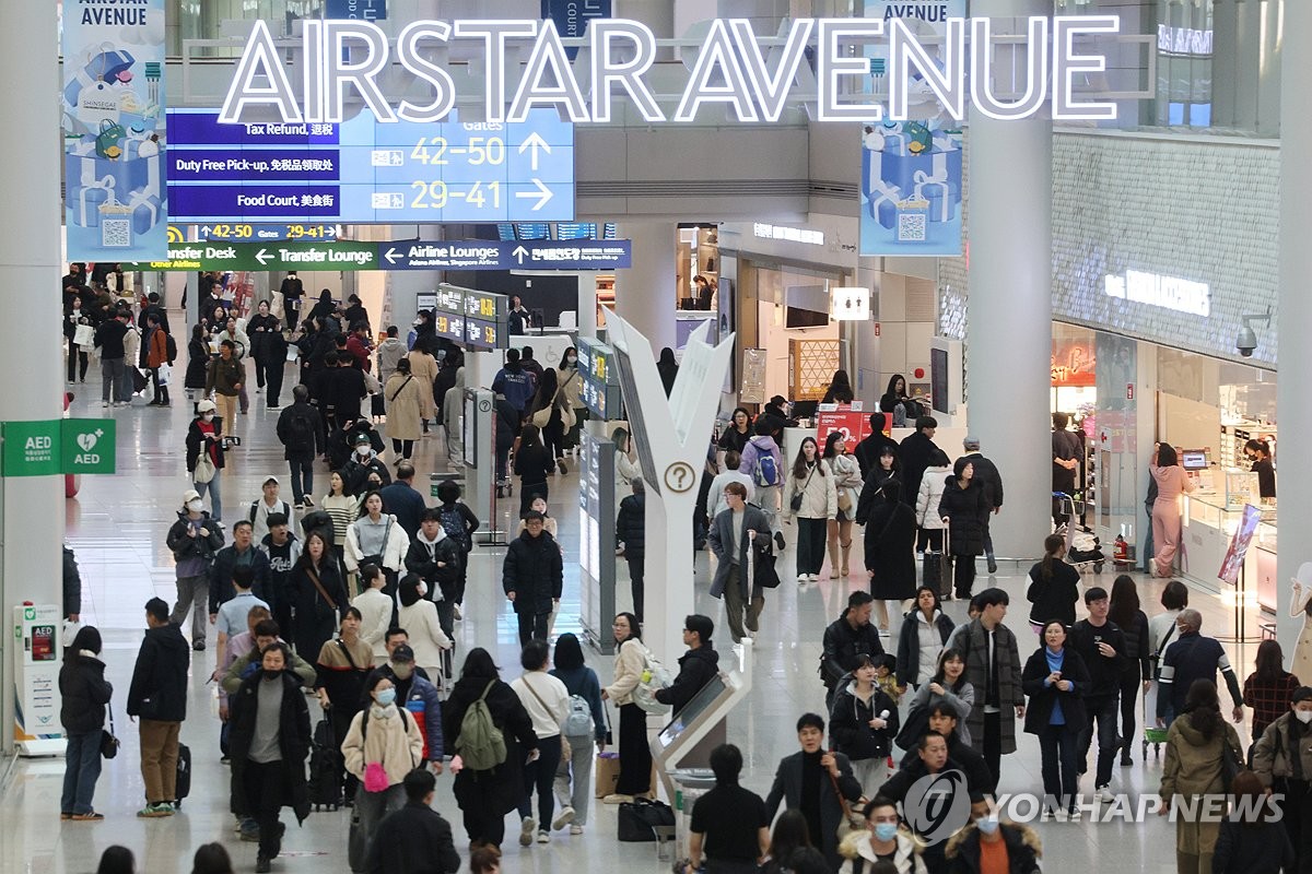 설 연휴 D-4, 붐비는 인천국제공항 면세점