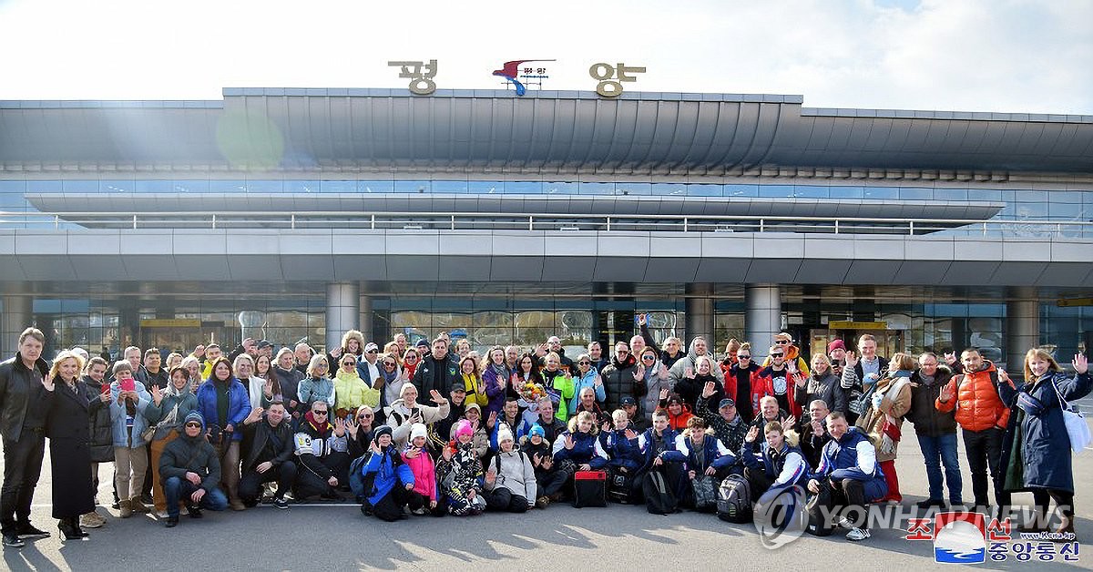 지난 2월 평양 공항 도착한 러시아 관광단