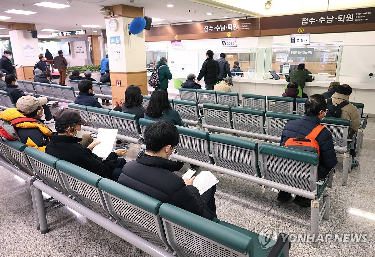 Patients wait for treatment at National Medical Center in Seoul on Feb. 26, 2024, amid a prolonged walkout by nearly 9,000 trainee doctors nationwide in protest against the government's plan to significantly increase the number of medical students. (Yonhap)