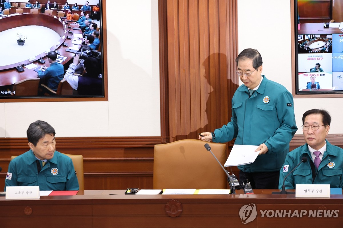 El primer ministro Han Duck-soo (centro) asiste a una reunión de la Sede Central de Contramedidas de Seguridad y Desastres en el complejo gubernamental de Seúl el 28 de febrero de 2024. (Yonhap)