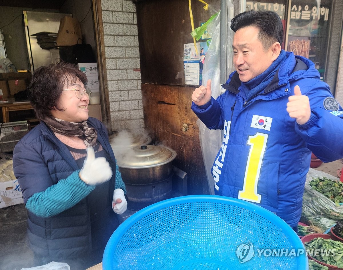 유권자 만난 최인호 후보