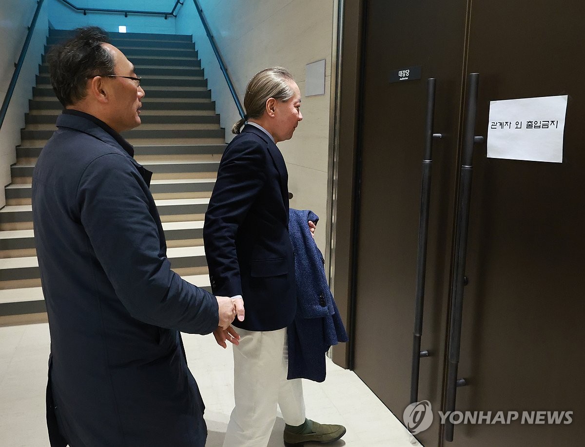 Esta fotografía tomada el 9 de marzo de 2024 muestra a Joo Soo-ho (derecha), portavoz principal de la Asociación Médica de Corea (KMA), y a un funcionario de la KMA entrando al edificio de la KMA en Yongsan, en el centro de Seúl, para una reunión de emergencia para bloquear la plan del gobierno para aumentar la matrícula en las escuelas de medicina.  (Yonhap)
