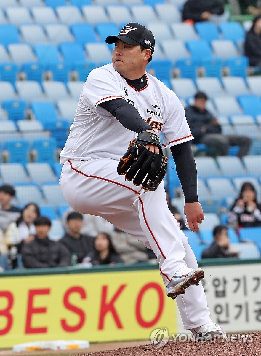 Ryu Hyunjin pleased with 1st KBO preseason outing, thanks fans for