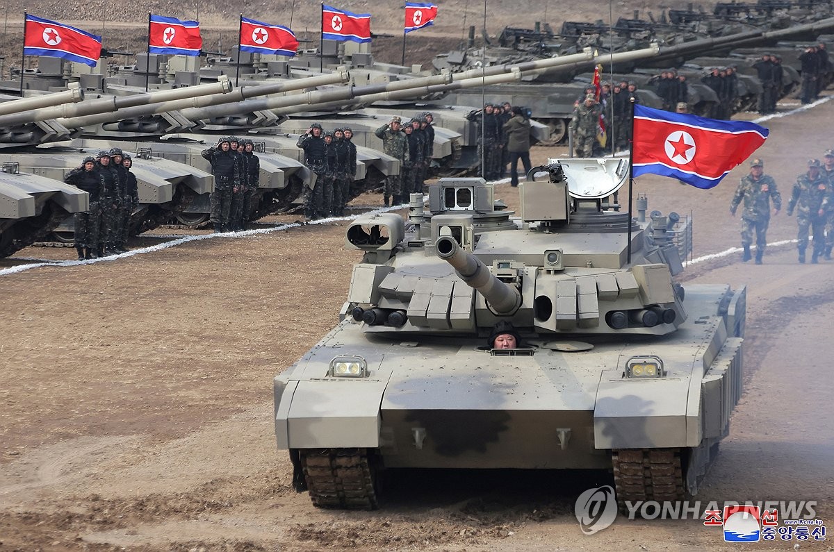 Esta fotografía, publicada por la Agencia Central de Noticias de Corea del Norte el 14 de marzo de 2024, muestra al líder norcoreano, Kim Jong-un, guiando "partidos de entrenamiento" que involucró tropas de tanques el día anterior, cuando el país presentó un nuevo tanque de batalla principal.  (Para uso únicamente en la República de Corea. Sin redistribución) (Yonhap)