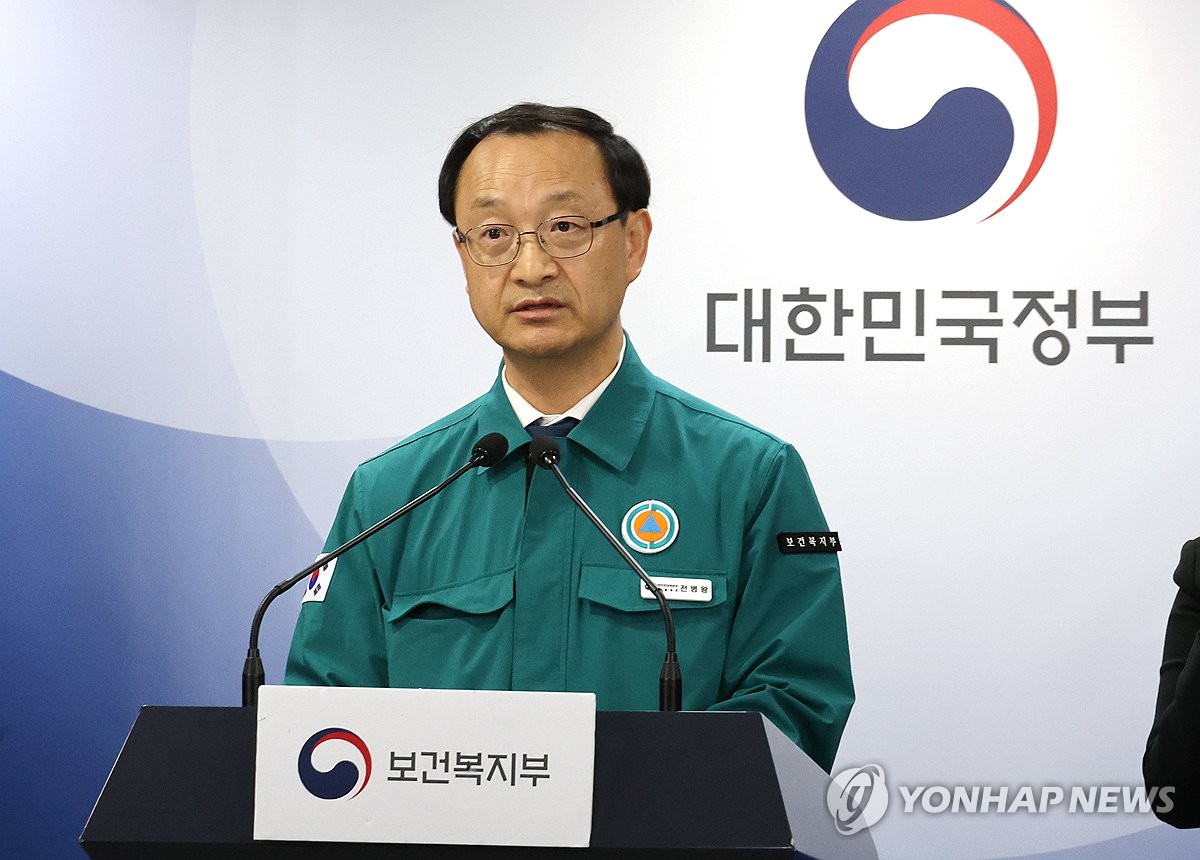 El viceministro de Salud, Jun Byung-wang, habla durante una sesión informativa en Seúl, en esta fotografía de archivo tomada el 15 de marzo de 2024. (Yonhap)
