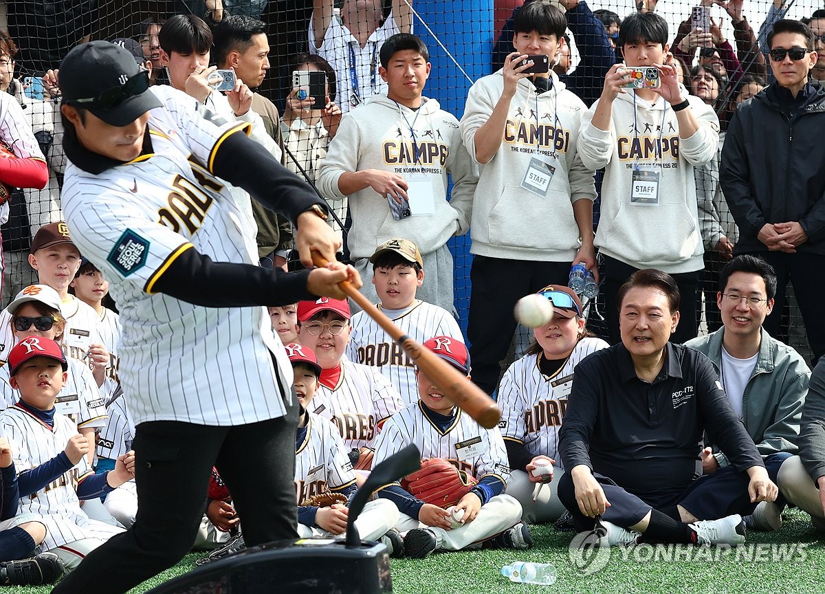 김하성 타격 시범 보는 윤석열 대통령