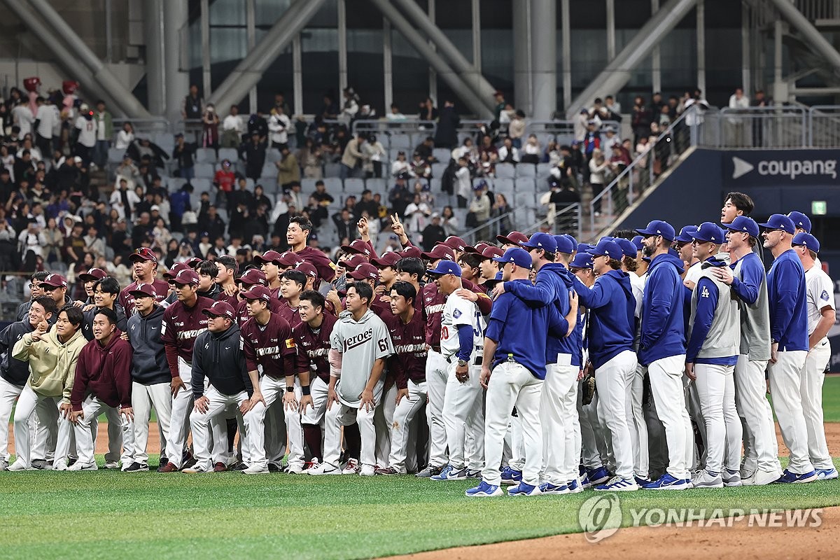 Jogadores dos Dodgers e Keome após o jogo