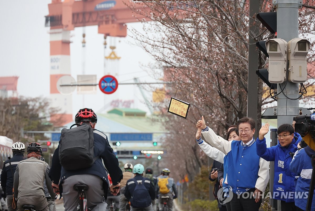 출근길 시민들 향해 인사하는 이재명 대표