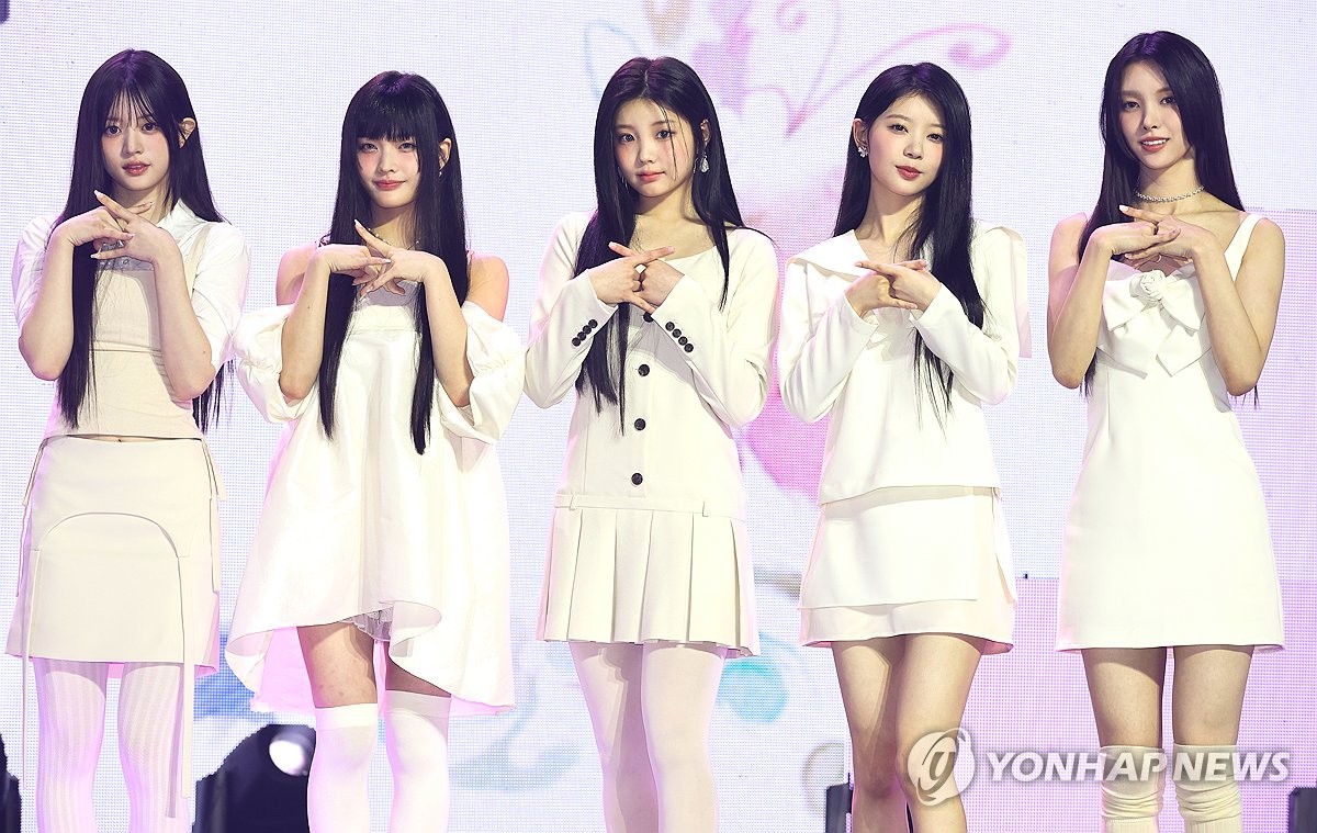 K-pop girl group ILLIT poses for photographers during its first media showcase at a concert hall in Seoul, in this file photo taken March 25, 2024. (Yonhap)