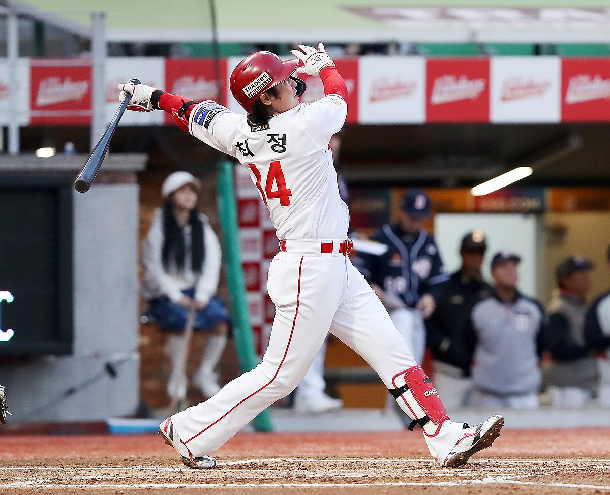 SSG Choi Jeong hits his 463rd home run in front of coach Lee Seung-yeop