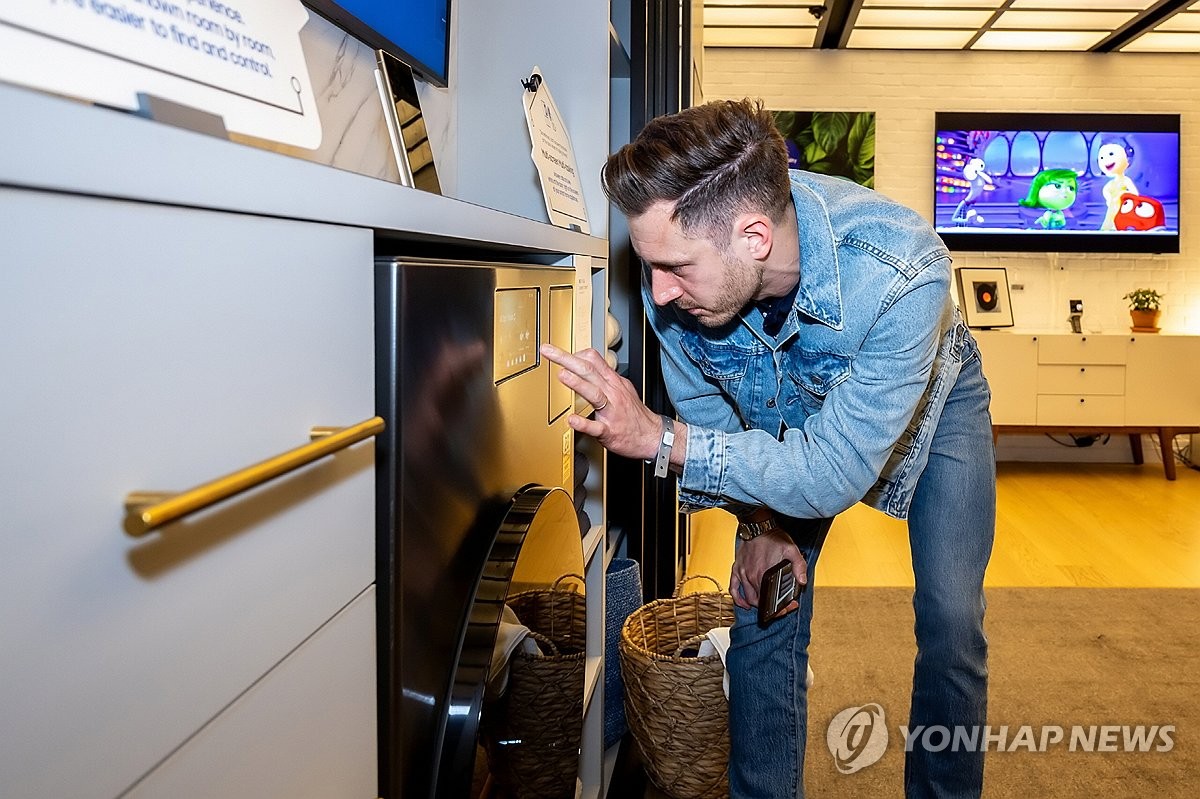 지난 3일(현지시간) 미국 뉴욕 삼성 837에서 열린 삼성전자 '비스포크 AI 미디어데이'에서 참석자들이 비스포크 AI 신제품을 살펴보고 있다.[삼성전자 제공. 재판매 및 DB 금지]