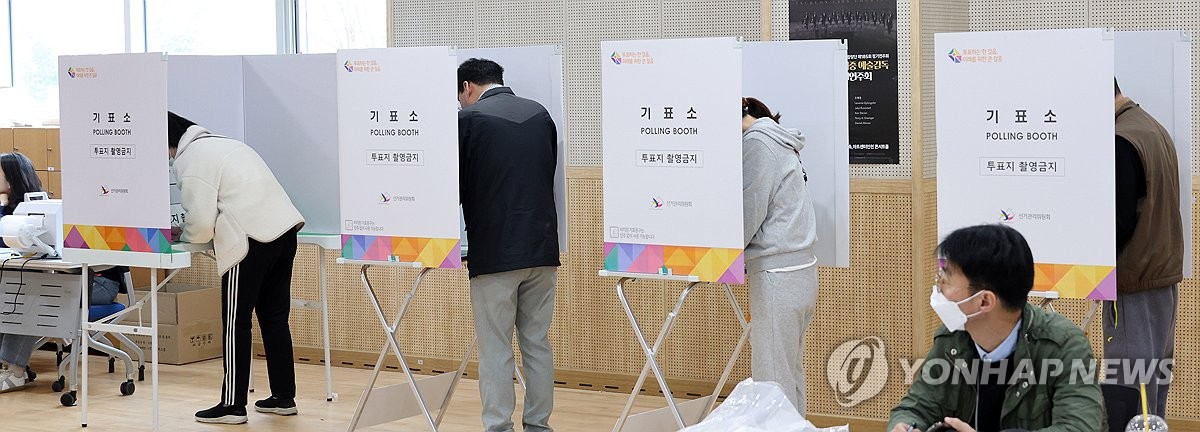 Los votantes emitieron sus votos en un colegio electoral en Incheon, justo al oeste de Seúl, en el segundo día de votación anticipada para las elecciones parlamentarias del 6 de abril de 2024. (Yonhap)