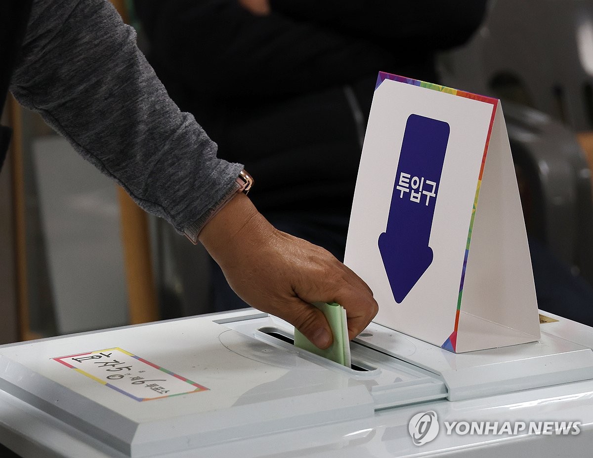 Un votante introduce una papeleta para las elecciones parlamentarias de Corea del Sur en las urnas de un colegio electoral en Jeonju, a 192 kilómetros al sur de Seúl, el 10 de abril de 2024. (Yonhap)