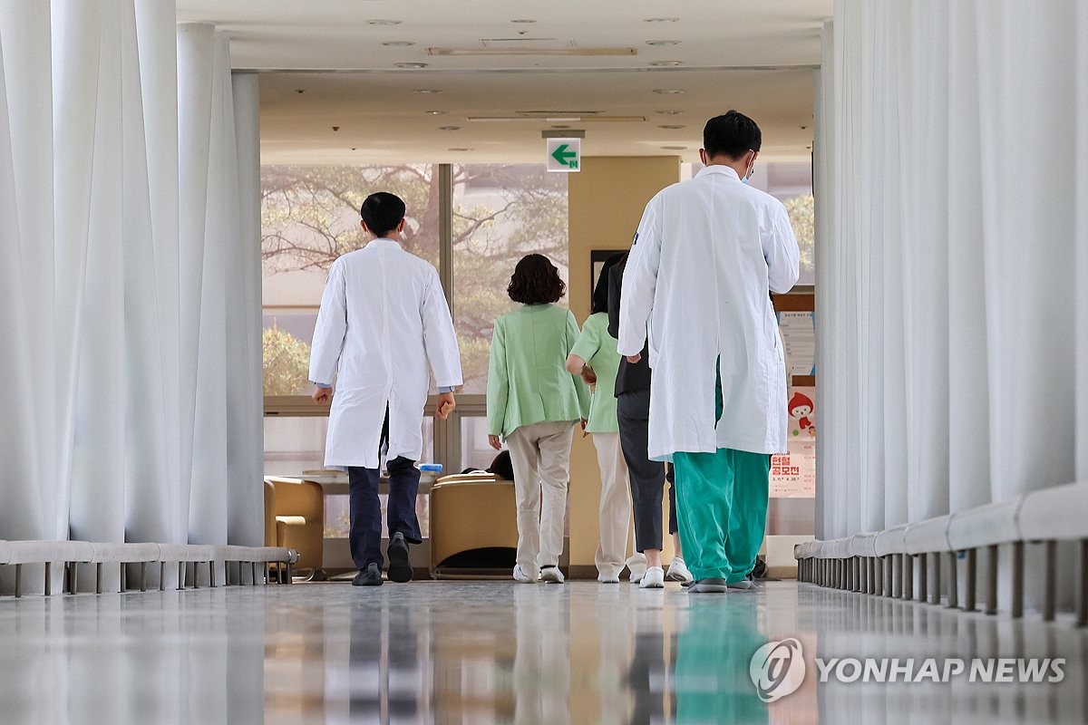 Medical staff walk through a hospital corridor in Seoul in this photo from April 25, 2024. (Yonhap)