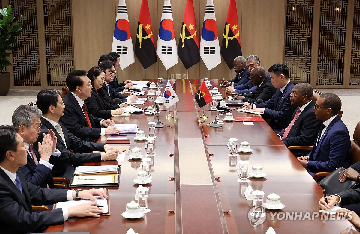 President Yoon Suk Yeol (4th from L) holds talks with his Angolan counterpart, Joao Lourenco (2nd from R), at the presidential office in Seoul on April 30, 2024. (Pool photo) (Yonhap)