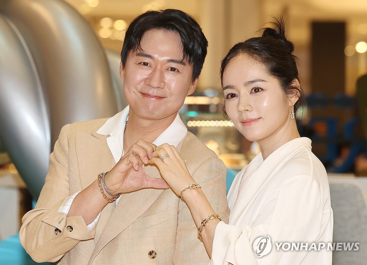 연정훈-한가인 '부부가 함께 만드는 손 하트'