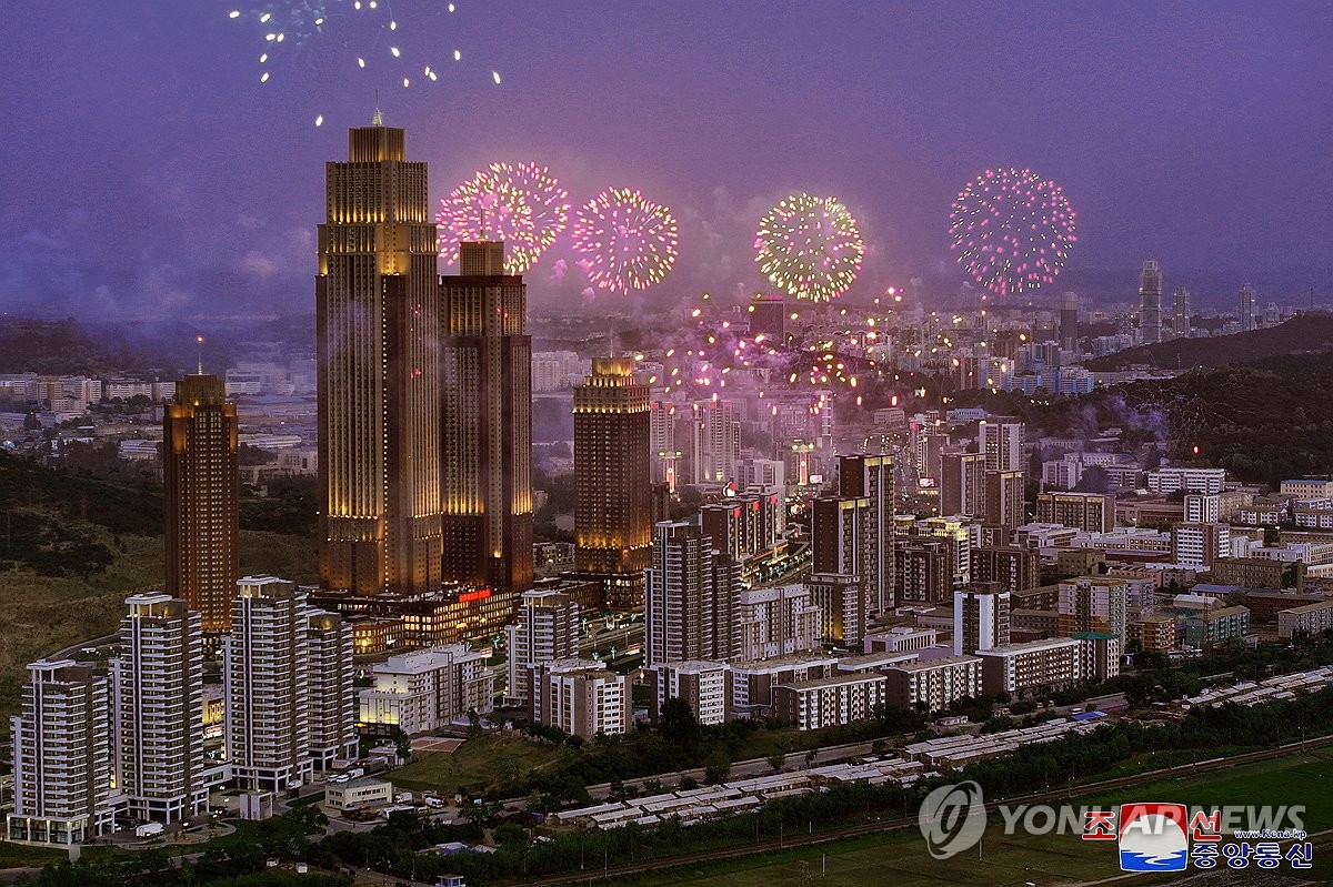 김정은, 평양 전위거리 준공식 참석…딸 주애 두달만에 재등장