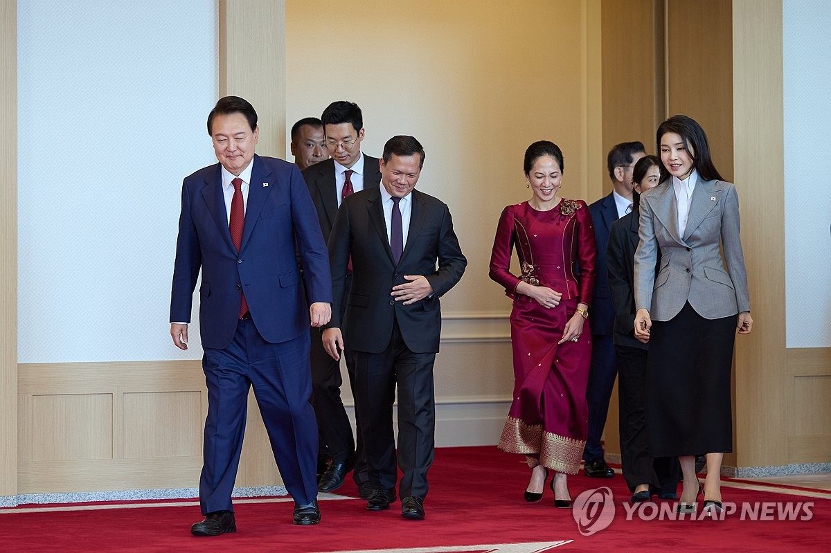 President Yoon Suk Yeol (L) and first lady Kim Keon Hee (R) usher in Cambodian Prime Minister Hun Manet (2nd from L) and his wife, Pech Chanmony (2nd from R) to the presidential office in Seoul on May 16, 2024, in this photo provided by Yoon's office. (PHOTO NOT FOR SALE) (Yonhap)