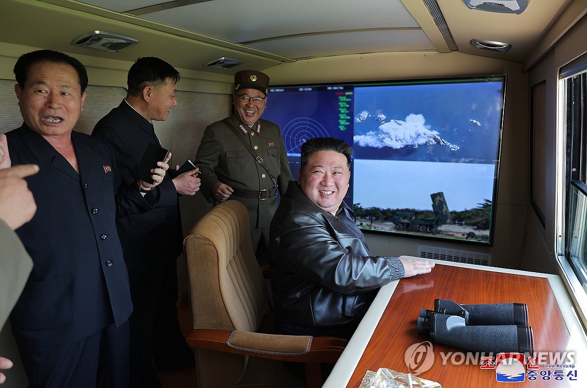El líder norcoreano Kim Jong-un (derecha) supervisa una prueba de lanzamiento de un misil balístico táctico equipado con un nuevo "autónomo" sistema de navegación el 17 de mayo de 2024, en esta fotografía publicada por la Agencia Central de Noticias de Corea del Norte al día siguiente.  (Para uso únicamente en la República de Corea. Sin redistribución) (Yonhap)