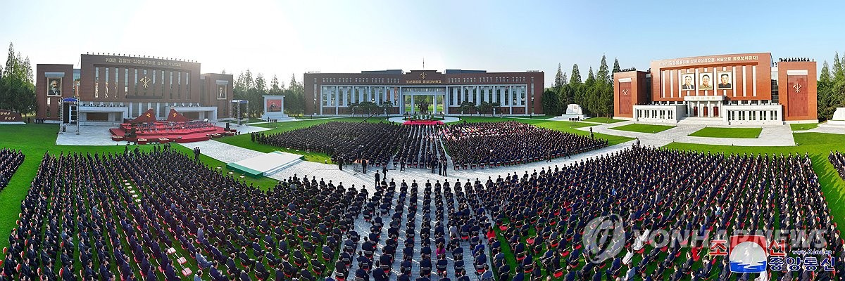 북한 김정은, 완공된 당 중앙간부학교 방문