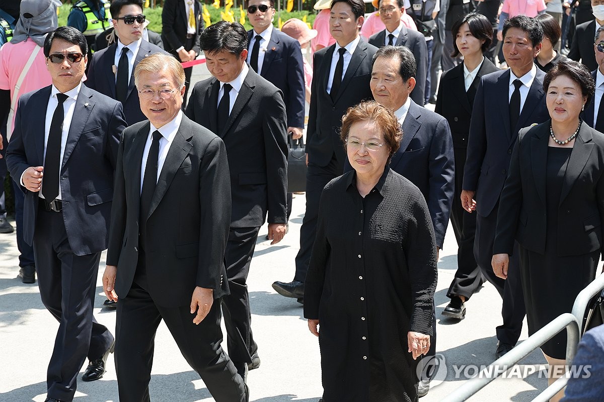 Kwon Yang-sook (derecha, frente), la viuda del difunto presidente Roh Moo-hyun, y el ex presidente Moon Jae-in (segundo desde la derecha, frente) asisten a un monumento conmemorativo del 15º aniversario de la muerte de Roh en Gimhae, a 303 kilómetros. al sureste de Seúl, el 23 de mayo de 2024. (Foto de la piscina) (Yonhap)