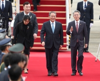 رئيس مجلس الدولة الصيني يصل إلى كوريا الجنوبية لإجراء محادثات قمة ثلاثية تشمل اليابان