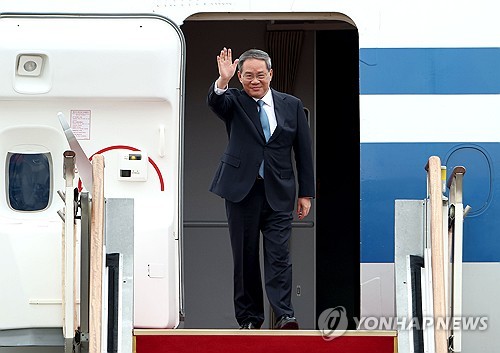 وصول رئيس مجلس الدولة الصيني لي تشيانغ إلى كوريا الجنوبية