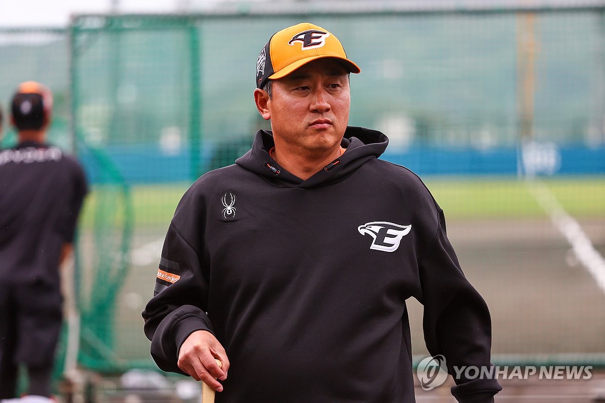 O ex-técnico do Hanwha, Choi Won Ho, se despede dos jogadores… “PS: Acho que vai subir.”