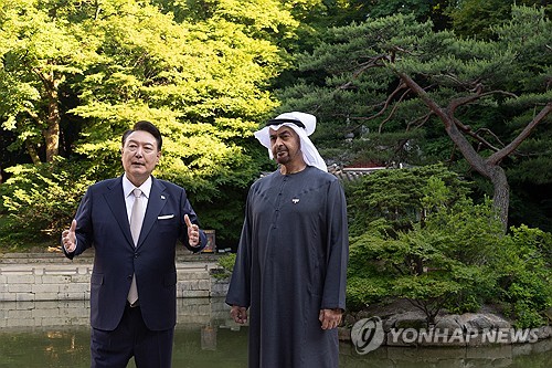  Yoon, UAE president stroll through palace, have dinner