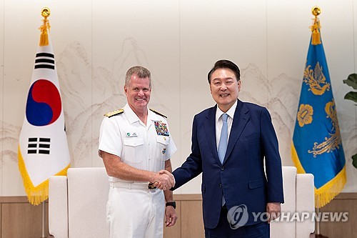 الرئيس يون يلتقي بقائد الأسطول الأمريكي في المحيط الهادئ
