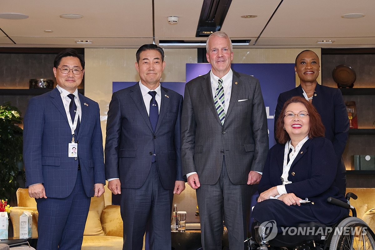 El ministro de Defensa de Corea del Sur, Shin Won-sik (segundo desde la izquierda), posa para una fotografía con un grupo de senadores estadounidenses, incluido Dan Sullivan (tercero desde la izquierda), en el hotel Shangri-La de Singapur el 31 de mayo de 2024, al margen de el Diálogo Shangri-La, un foro de seguridad regional.  (Yonhap)