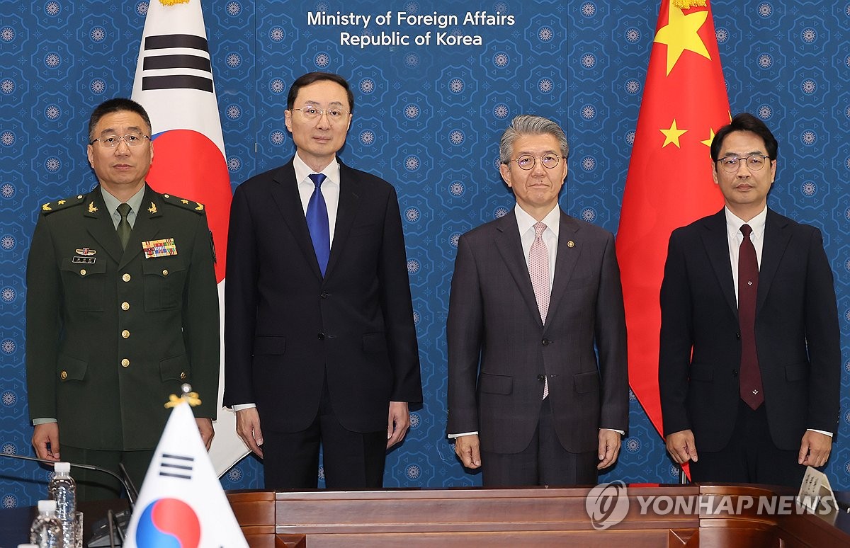 (De izquierda a derecha) Zhang Baoqun, subdirector de la Oficina de Cooperación Militar Internacional de la Comisión Militar Central de China;  el Viceministro de Relaciones Exteriores de China, Sun Weidong;  el primer viceministro de Asuntos Exteriores de Corea del Sur, Kim Hong-kyun;  y Lee Seung-beom, director general de política internacional del Ministerio de Defensa de Corea del Sur, posan para una fotografía antes de su "dos más dos" Diálogo sobre seguridad diplomática en el Ministerio de Asuntos Exteriores de Seúl, el 18 de junio de 2024. (Yonhap)