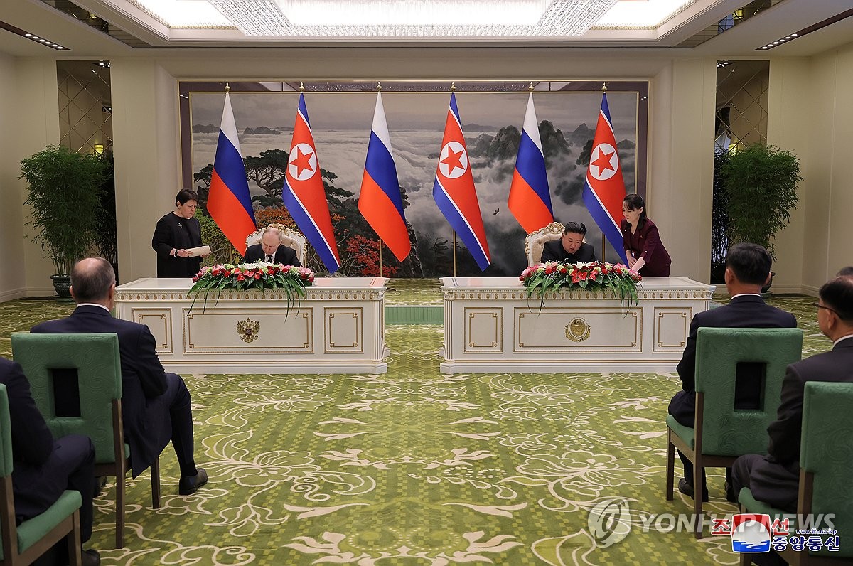 El presidente ruso Vladimir Putin (izquierda, sentado) y el líder norcoreano Kim Jong-un (derecha, sentado) firman un tratado de asociación estratégica integral en su cumbre en Pyongyang el 19 de junio de 2024, en esta fotografía publicada por la Agencia Central de Noticias de Corea. el día siguiente.  (Para uso únicamente en la República de Corea. Sin redistribución) (Yonhap) 