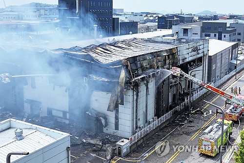 소방당국 "리튬전지에 리튬은 소량…폭발가능성 낮아 물로 진압"