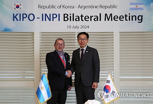 El jefe de la KIPO con el presidente del INPI de Argentina