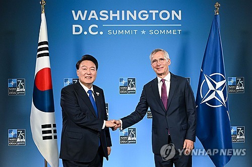 Yoon con el secretario general de la OTAN