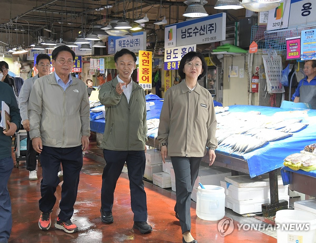 마포농수산물시장 방문한 오유경 식약처장과 송명달 해양수신부 차관 | 연합뉴스