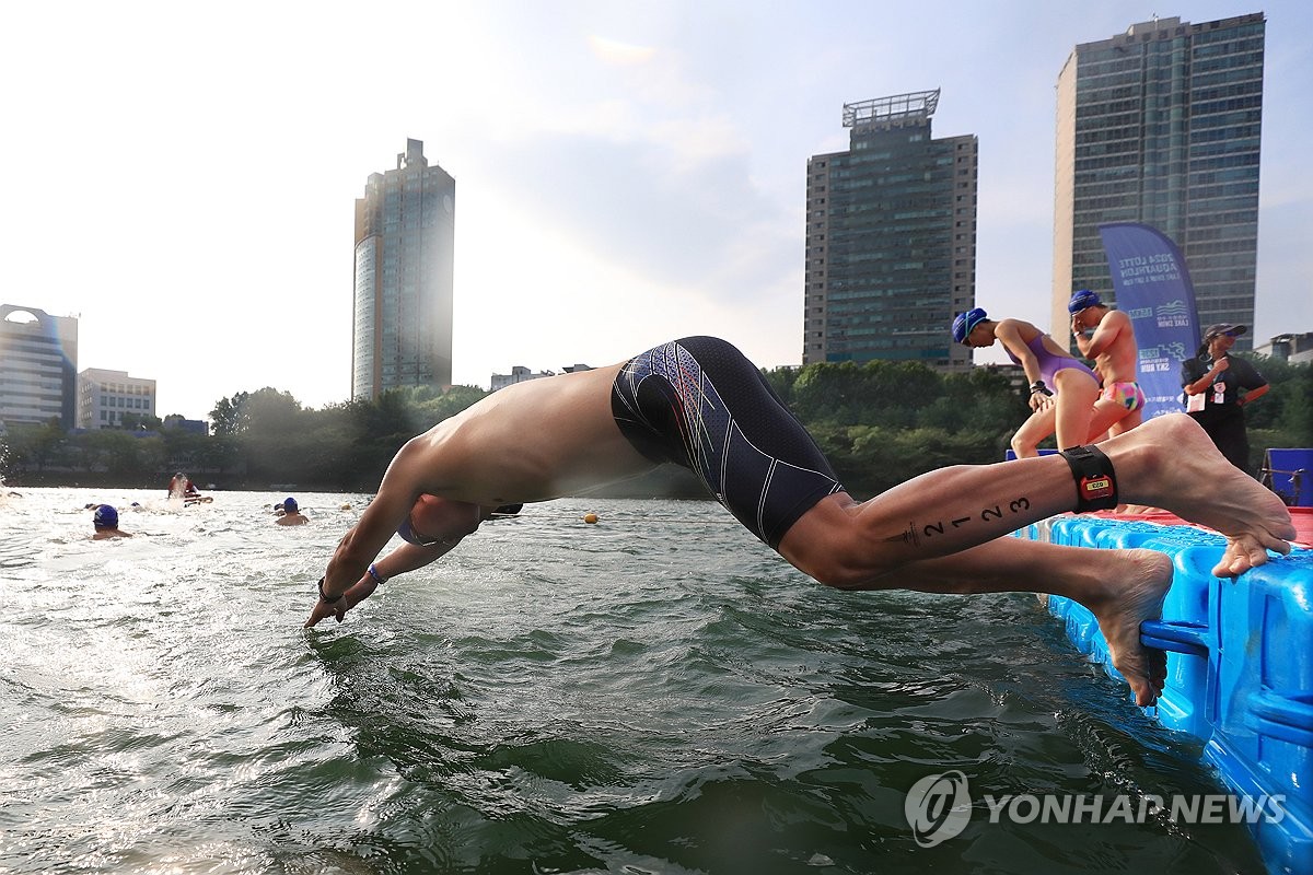 '롯데 아쿠아슬론' 석촌호수로 풍덩!