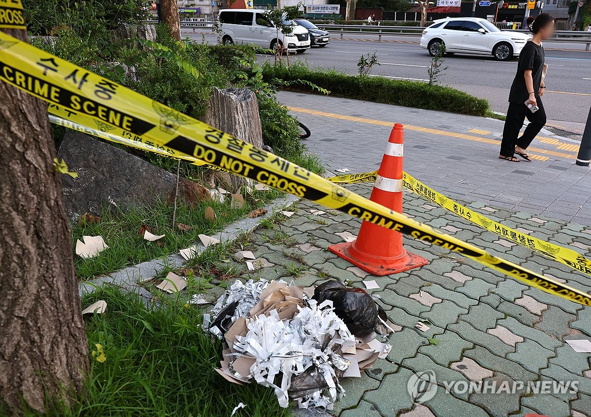 ソウル市内に落下した風船にぶら下げられていたごみ（資料写真）＝（聯合ニュース）