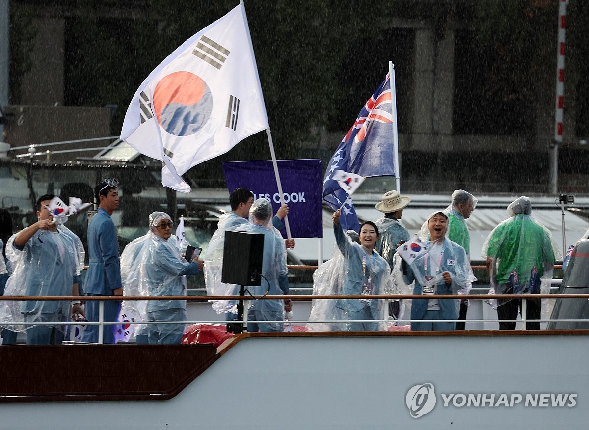 South Korea's delegation to the Paris Olympics sails on a boat on the Seine River during the opening ceremony on July 26, 2024. (Yonhap)