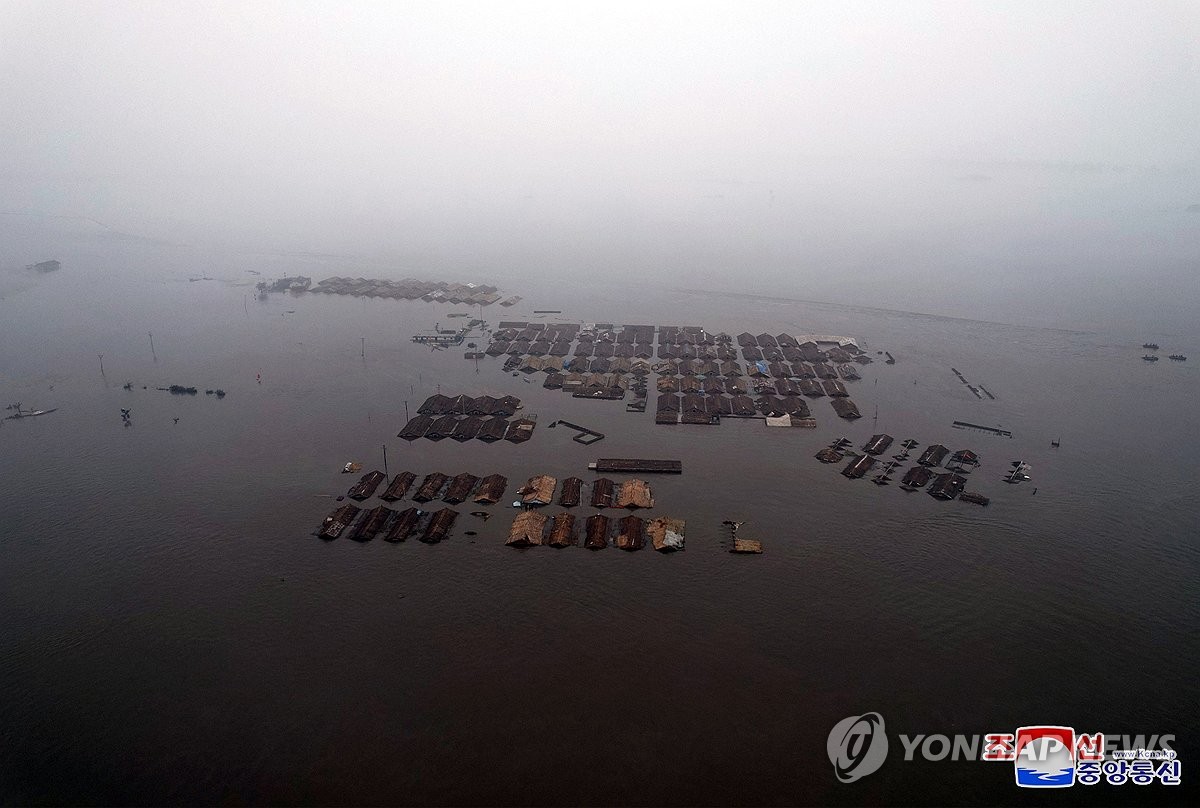 Esta fotografía, publicada por la Agencia Central de Noticias de Corea del Norte, el 31 de julio de 2024, muestra las zonas inundadas en Sinuiju, provincia de Phyongan del Norte, debido a las recientes lluvias. (Para uso exclusivo en la República de Corea. No se permite su distribución) (Yonhap)