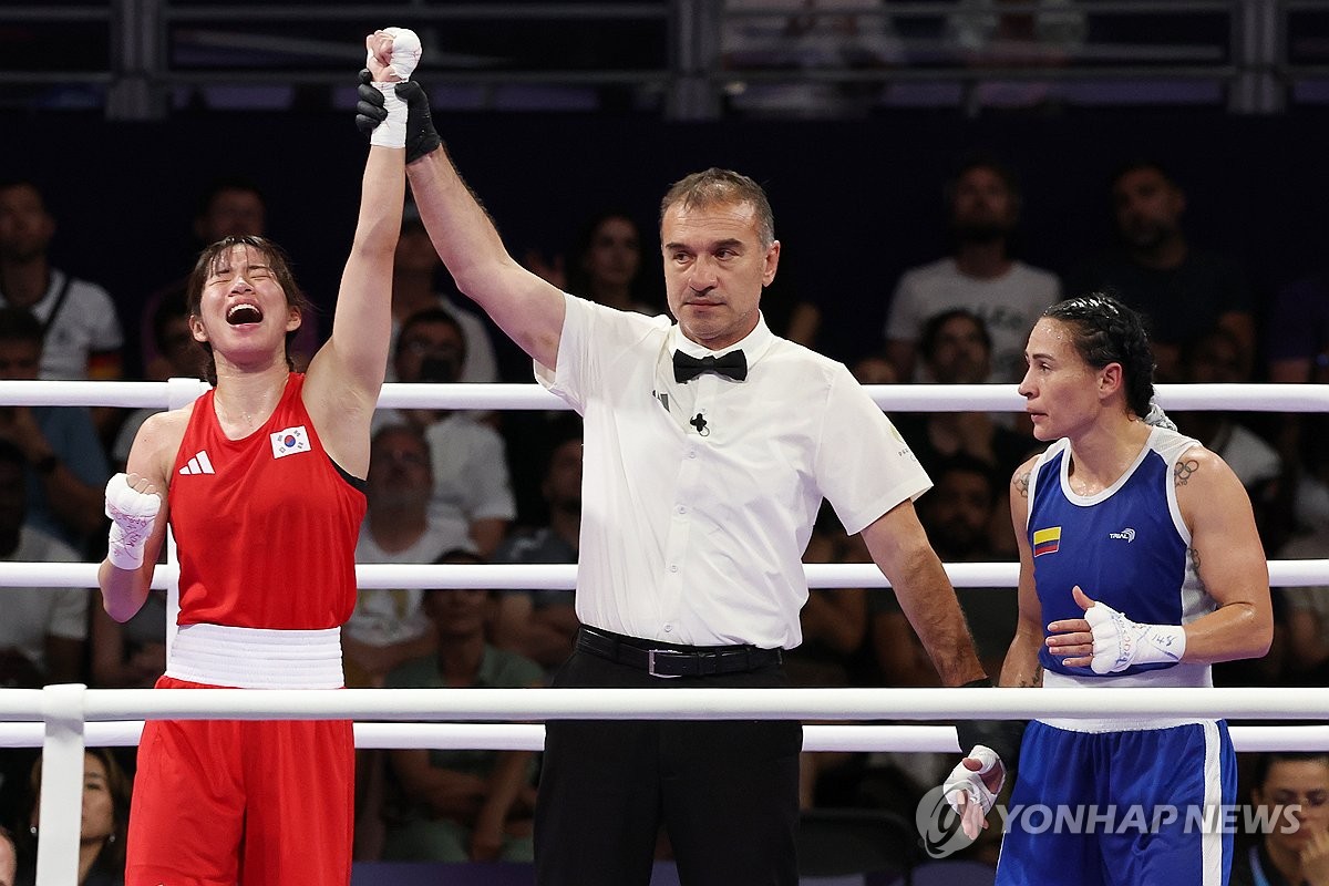 Im Ae-ji of South Korea (L) celebrates after beating Yeni Arias of Colombia (R) in the quarterfinals of the women's 54-kilogram boxing event at the Paris Olympics at North Paris Arena in Paris on Aug. 1, 2024. (Yonhap)