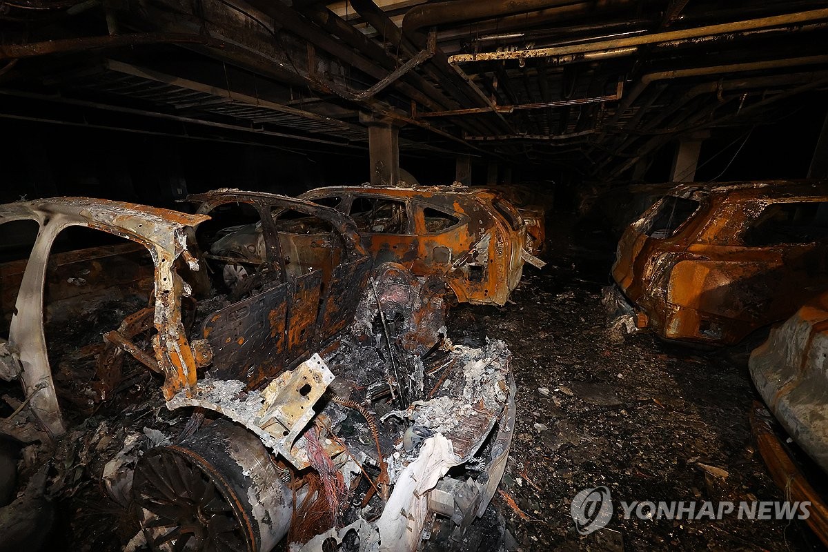 Esta foto de archivo del 2 de agosto de 2024 muestra un estacionamiento junto con vehículos dañados por un incendio en un complejo de apartamentos que comenzó a causa de un vehículo eléctrico Mercedes-Benz en Incheon, al oeste de Seúl. (Yonhap)