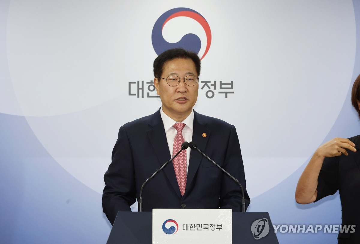 El ministro de Justicia, Park Sung-jae, ofrece una conferencia de prensa sobre los indultos presidenciales especiales otorgados con motivo del Día de la Liberación en el complejo gubernamental en Seúl el 13 de agosto de 2024. (Yonhap)