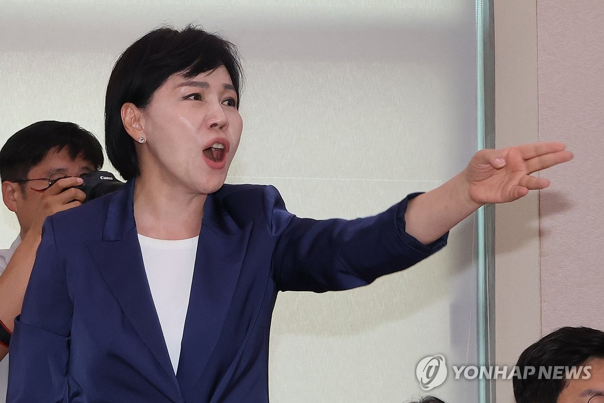 La representante Jeon Hyun-hee, del principal partido de oposición, el Partido Demócrata, grita durante una audiencia parlamentaria del comité judicial celebrada en la Asamblea Nacional en Seúl el 14 de agosto de 2024. (Yonhap)