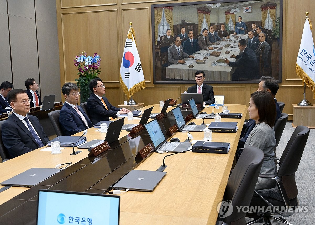 이창용 총재, 한국은행 금융통화위원회 주재