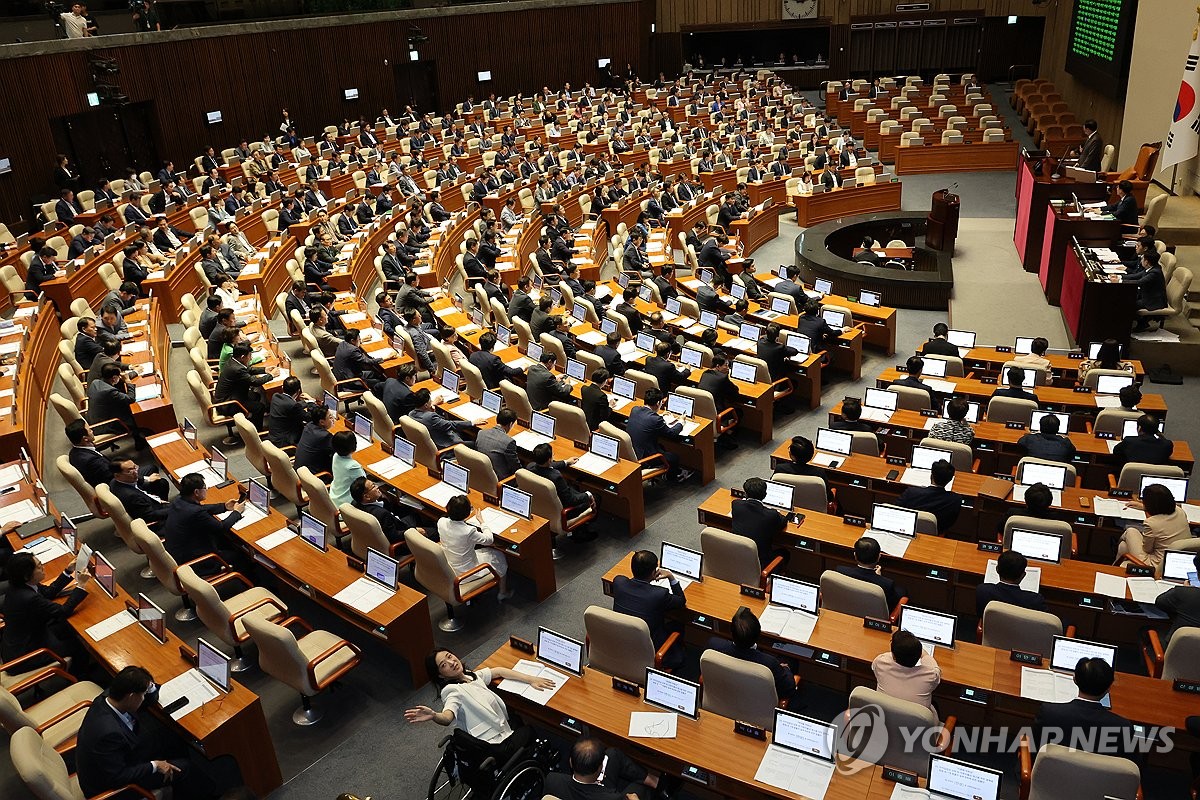 '첫 여야합의' 민생법안 처리...빈자리 없는 본회의장