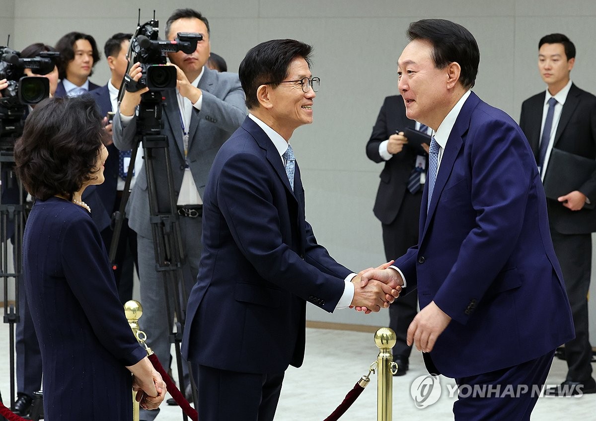 ユンソックヨル大統領, 金文殊雇用労動部長官とあいさつ | 連合ニュース